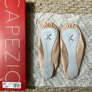 NWT Capezio Ballet Shoes girl’s in Beige pink sz 2.5 NARROW